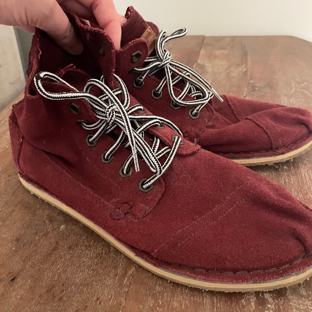 Tom’s lace up suede boot maroon 7